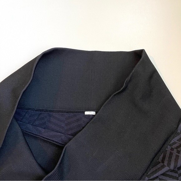 Lululemon In The Flow Crop II Heathered Naval Blue
Seamless Size 4 - Picture 11 of 13